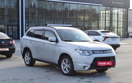 Mitsubishi Outlander III рестайлинг 3, 2013 год, 1 387 000 рублей, 3 фотография