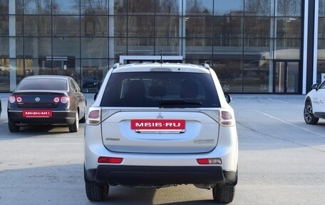 Mitsubishi Outlander III рестайлинг 3, 2013 год, 1 387 000 рублей, 9 фотография