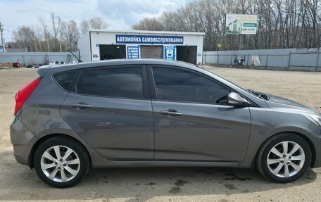 Hyundai Solaris II рестайлинг, 2011 год, 900 000 рублей, 2 фотография