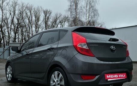 Hyundai Solaris II рестайлинг, 2011 год, 900 000 рублей, 8 фотография