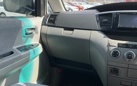 Toyota Voxy II, 2001 год, 860 000 рублей, 23 фотография