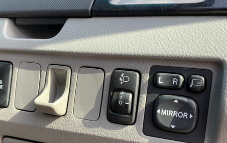 Toyota Voxy II, 2001 год, 860 000 рублей, 24 фотография