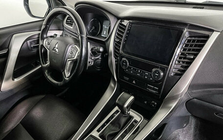 Mitsubishi Pajero Sport III рестайлинг, 2017 год, 2 597 000 рублей, 9 фотография