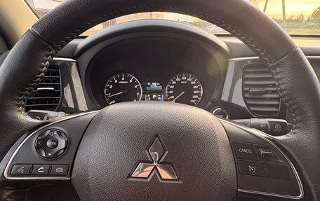 Mitsubishi Outlander III рестайлинг 3, 2022 год, 2 700 000 рублей, 6 фотография