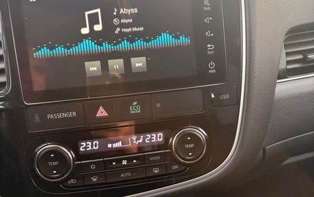 Mitsubishi Outlander III рестайлинг 3, 2022 год, 2 700 000 рублей, 11 фотография