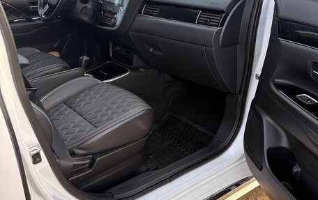 Mitsubishi Outlander III рестайлинг 3, 2022 год, 2 700 000 рублей, 20 фотография