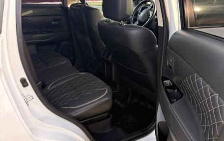 Mitsubishi Outlander III рестайлинг 3, 2022 год, 2 700 000 рублей, 17 фотография