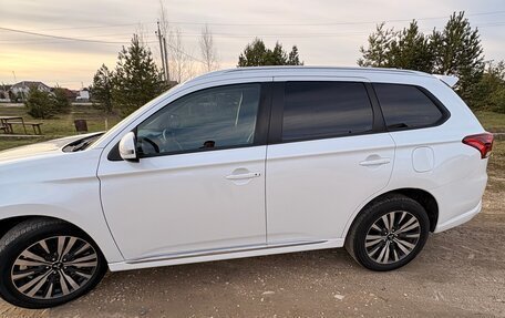 Mitsubishi Outlander III рестайлинг 3, 2022 год, 2 700 000 рублей, 21 фотография