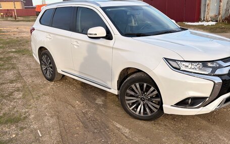 Mitsubishi Outlander III рестайлинг 3, 2022 год, 2 700 000 рублей, 23 фотография