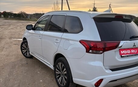 Mitsubishi Outlander III рестайлинг 3, 2022 год, 2 700 000 рублей, 15 фотография