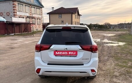 Mitsubishi Outlander III рестайлинг 3, 2022 год, 2 700 000 рублей, 16 фотография