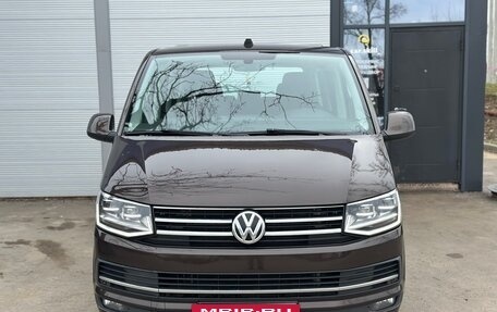 Volkswagen Multivan T6 рестайлинг, 2018 год, 3 950 000 рублей, 2 фотография