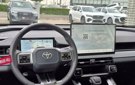 Toyota RAV4, 2025 год, 4 390 000 рублей, 32 фотография