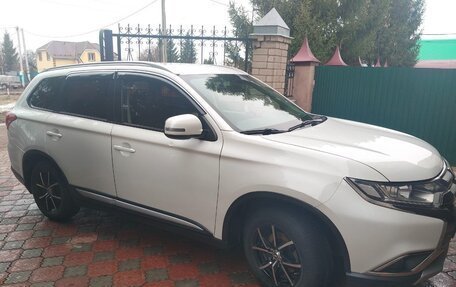 Mitsubishi Outlander III рестайлинг 3, 2015 год, 1 750 000 рублей, 3 фотография