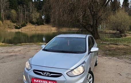 Hyundai Solaris II рестайлинг, 2012 год, 820 000 рублей, 2 фотография