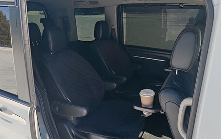 Honda Stepwgn IV, 2017 год, 3 000 000 рублей, 18 фотография