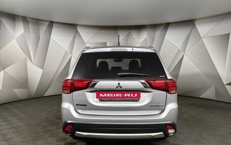 Mitsubishi Outlander III рестайлинг 3, 2016 год, 1 930 000 рублей, 8 фотография