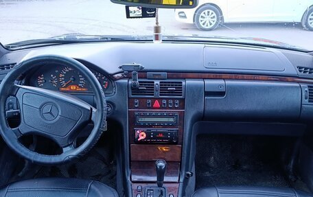 Mercedes-Benz E-Класс, 1997 год, 285 000 рублей, 6 фотография