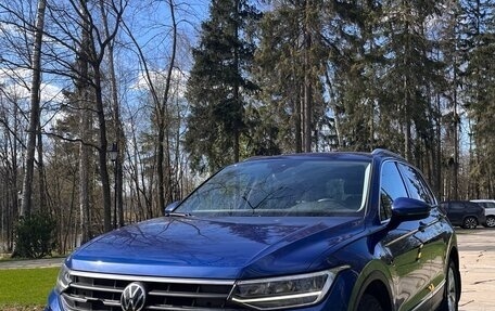 Volkswagen Tiguan II, 2021 год, 4 000 000 рублей, 2 фотография