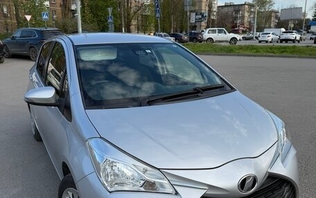 Toyota Vitz, 2017 год, 990 000 рублей, 2 фотография