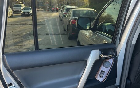 Toyota Land Cruiser Prado 150 рестайлинг 2, 2011 год, 3 000 000 рублей, 18 фотография