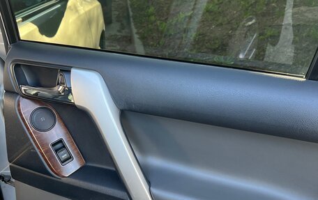 Toyota Land Cruiser Prado 150 рестайлинг 2, 2011 год, 3 000 000 рублей, 17 фотография