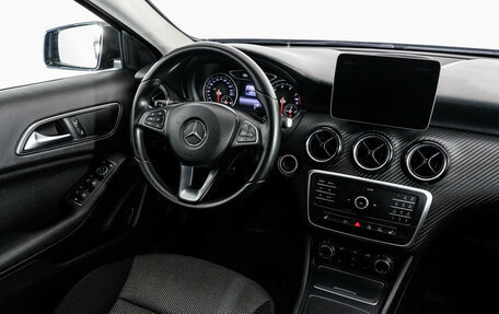 Mercedes-Benz GLA, 2017 год, 1 599 000 рублей, 14 фотография