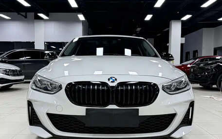 BMW 1 серия, 2022 год, 1 800 000 рублей, 2 фотография