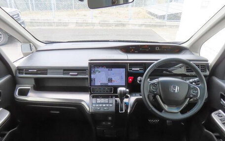 Honda Stepwgn, 2022 год, 1 960 000 рублей, 12 фотография