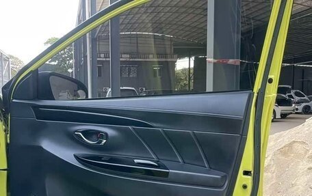 Toyota Yaris XP150 рестайлинг, 2022 год, 1 220 000 рублей, 22 фотография