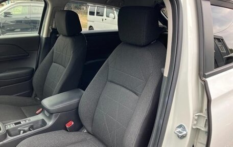 Honda Vezel, 2024 год, 1 950 000 рублей, 18 фотография