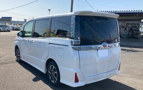 Toyota Voxy III, 2020 год, 1 750 000 рублей, 4 фотография