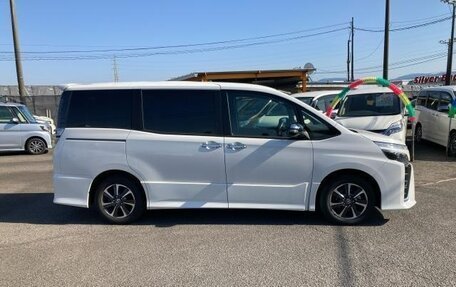 Toyota Voxy III, 2020 год, 1 750 000 рублей, 7 фотография