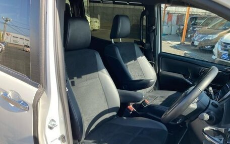 Toyota Voxy III, 2020 год, 1 750 000 рублей, 9 фотография