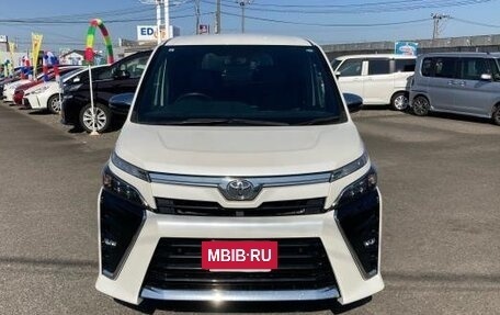 Toyota Voxy III, 2020 год, 1 750 000 рублей, 2 фотография