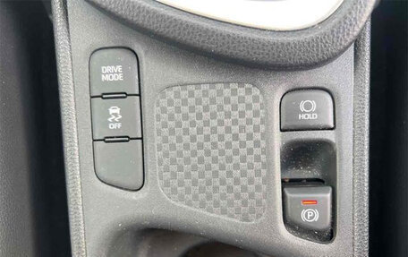 Toyota Yaris Cross, 2020 год, 1 700 000 рублей, 29 фотография