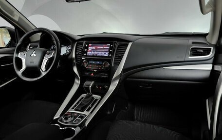 Mitsubishi Pajero Sport III рестайлинг, 2017 год, 2 570 000 рублей, 13 фотография