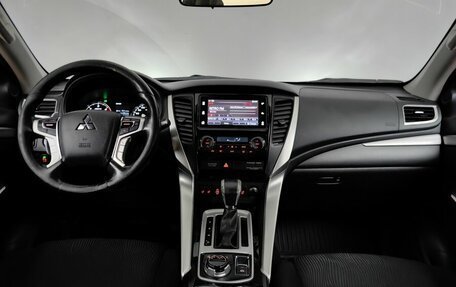 Mitsubishi Pajero Sport III рестайлинг, 2017 год, 2 570 000 рублей, 12 фотография