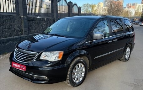 Chrysler Voyager IV, 2013 год, 1 800 000 рублей, 1 фотография