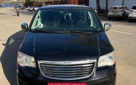 Chrysler Voyager IV, 2013 год, 1 800 000 рублей, 2 фотография