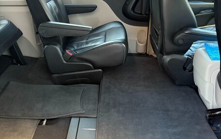 Chrysler Voyager IV, 2013 год, 1 800 000 рублей, 13 фотография