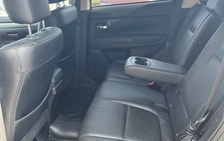 Mitsubishi Outlander III рестайлинг 3, 2015 год, 1 600 000 рублей, 13 фотография