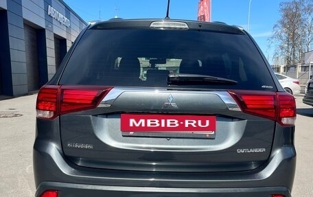 Mitsubishi Outlander III рестайлинг 3, 2015 год, 1 600 000 рублей, 9 фотография