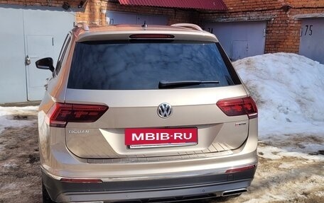 Volkswagen Tiguan II, 2018 год, 3 000 000 рублей, 21 фотография