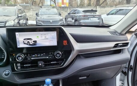 Toyota Highlander, 2024 год, 6 000 000 рублей, 7 фотография