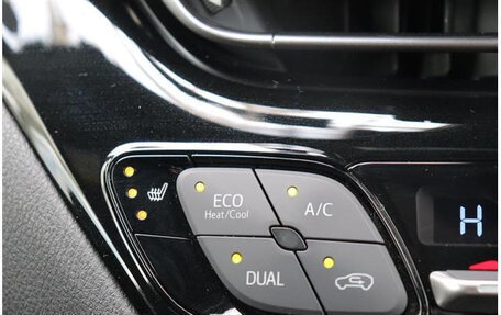 Toyota C-HR I рестайлинг, 2017 год, 1 550 000 рублей, 24 фотография