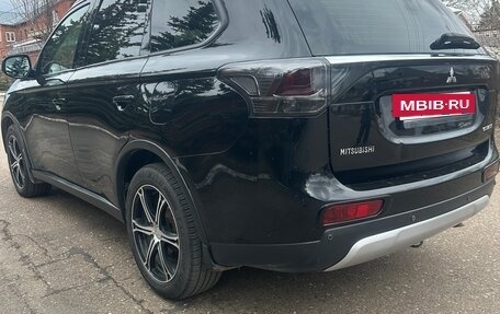 Mitsubishi Outlander III рестайлинг 3, 2014 год, 1 650 000 рублей, 10 фотография