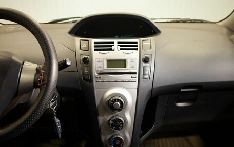 Toyota Yaris III рестайлинг, 2006 год, 450 000 рублей, 26 фотография