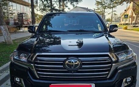 Toyota Land Cruiser 200, 2017 год, 8 399 999 рублей, 2 фотография