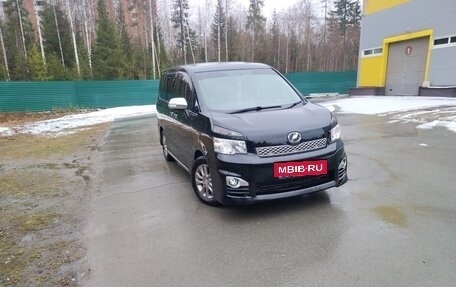 Toyota Voxy II, 2012 год, 1 700 000 рублей, 3 фотография